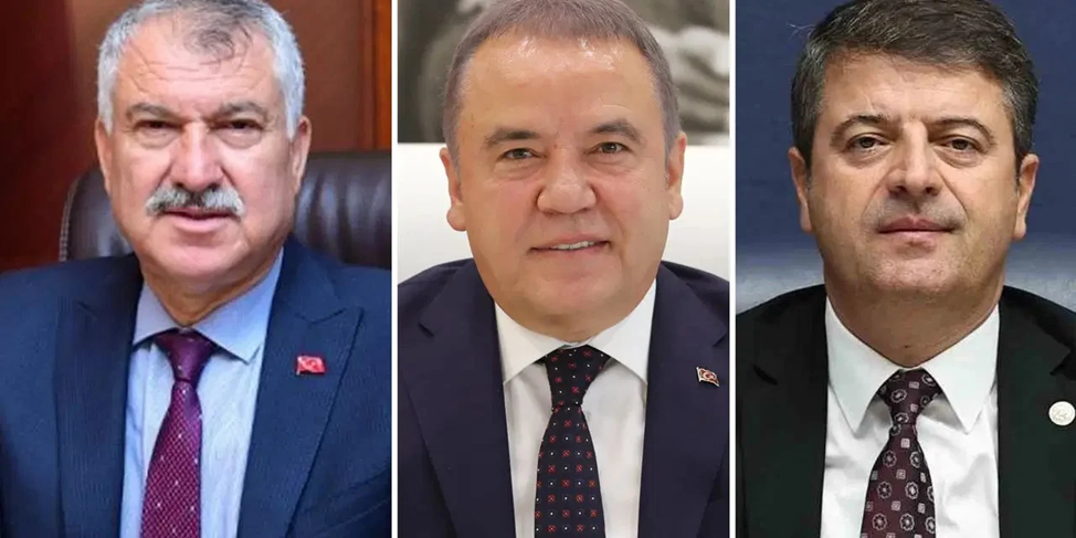 Мэры Аданы Зейдан Каралар (слева), Антальи Мухиттин Бёчек (в центре) и Адыямана Абдуррахман Тутдере (справа)