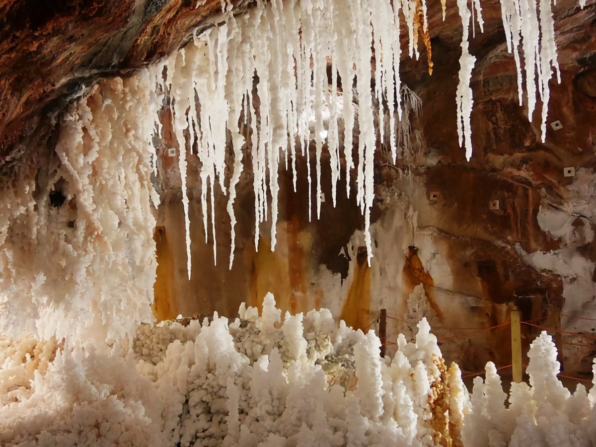    Подземные соляные пещеры будут служить массивными аккумуляторами