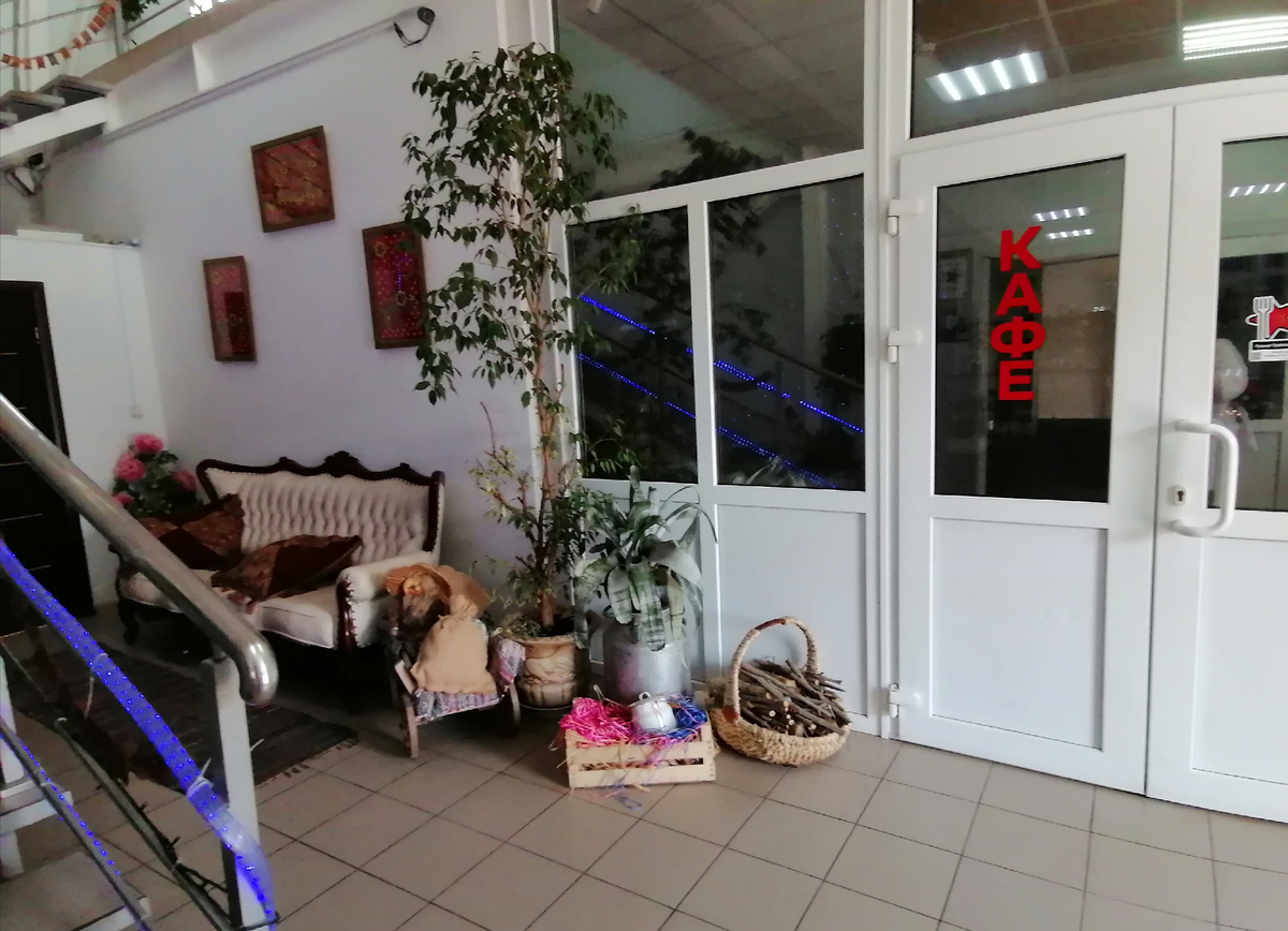 Фото автора. Вход в один зал на первом этаже и лестница на второй