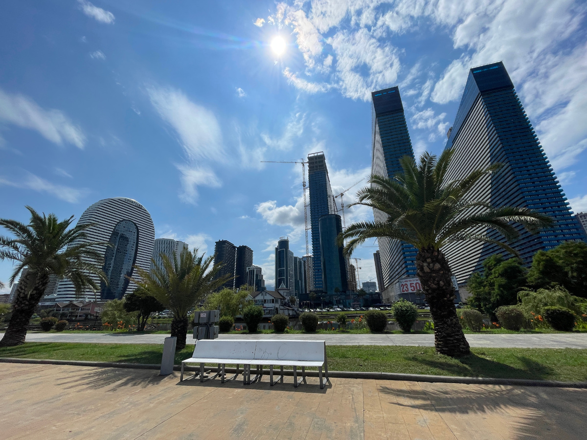 Казалось бы на фото красивый город, а недвижимость продается плохо. Как думаете почему? Напишите в комментариях!