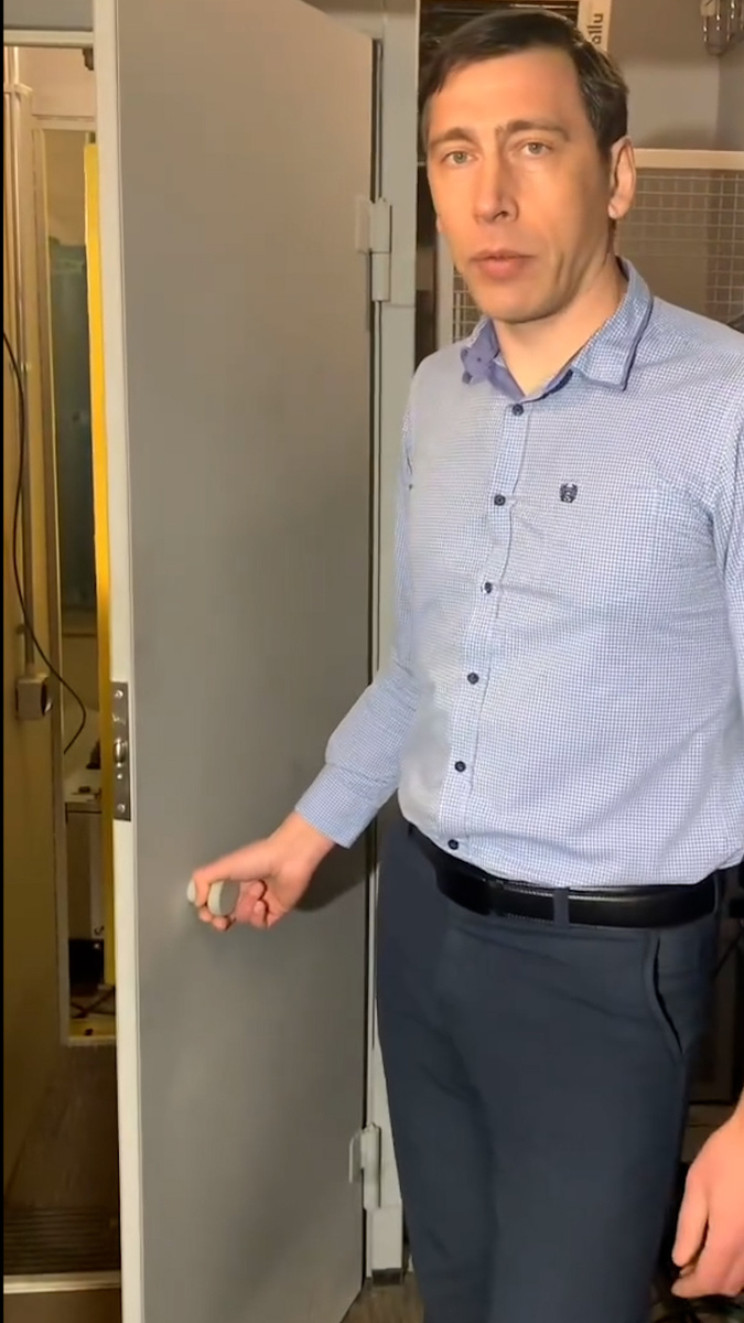 Детальный разбор проекта по созданию системы управления CCS для мостового крана грузоподъемностью 40 тонн - технические решения и экономические результаты.
Задача: заменить устаревшую систему управления
Металлургические предприятия эксплуатируют краны десятилетиями. Старые релейно-контакторные схемы работают, но имеют серьезные недостатки: высокое энергопотребление, частые поломки, низкая точность позиционирования.
Команда ТОО "АСЭП" получила задачу создать современную систему управления для мостового крана КМ40/10. Требования: повысить безопасность, снизить энергопотребление, обеспечить точное позиционирование.
