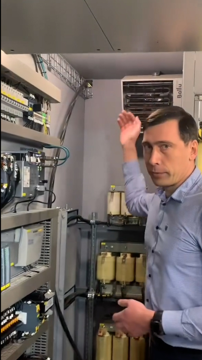 Техническое решение
Электропомещения
Защита IP65 - корпуса полностью герметичны от пыли и влаги. Критично важно в металлургии, где в воздухе много абразивных частиц.
Система охлаждения - автоматически поддерживает оптимальную температуру оборудования. Контролирует нагрузку и внешние условия.
Резервированное питание - обеспечивает корректное завершение операций при сбоях в основной сети.
Диагностика в реальном времени - постоянный мониторинг состояния компонентов с предупреждением о неисправностях.
Программируемые логические контроллеры
ПЛК заменили устаревшие релейные схемы. Преимущества:
Гибкость программирования - легко изменять алгоритмы работы
Высокая надежность - наработка на отказ в десятки раз больше релейных схем
Расширяемость - простое добавление новых функций
Мгновенная диагностика неисправностей
Частотные преобразователи
Установлены на все механизмы крана. Результат:
Плавный пуск и остановка - исключает рывки, продлевает срок службы механики.
Энергоэффективность - снижение потребления  по сравнению с прямым пуском.
Точное позиционирование - достигнута точность