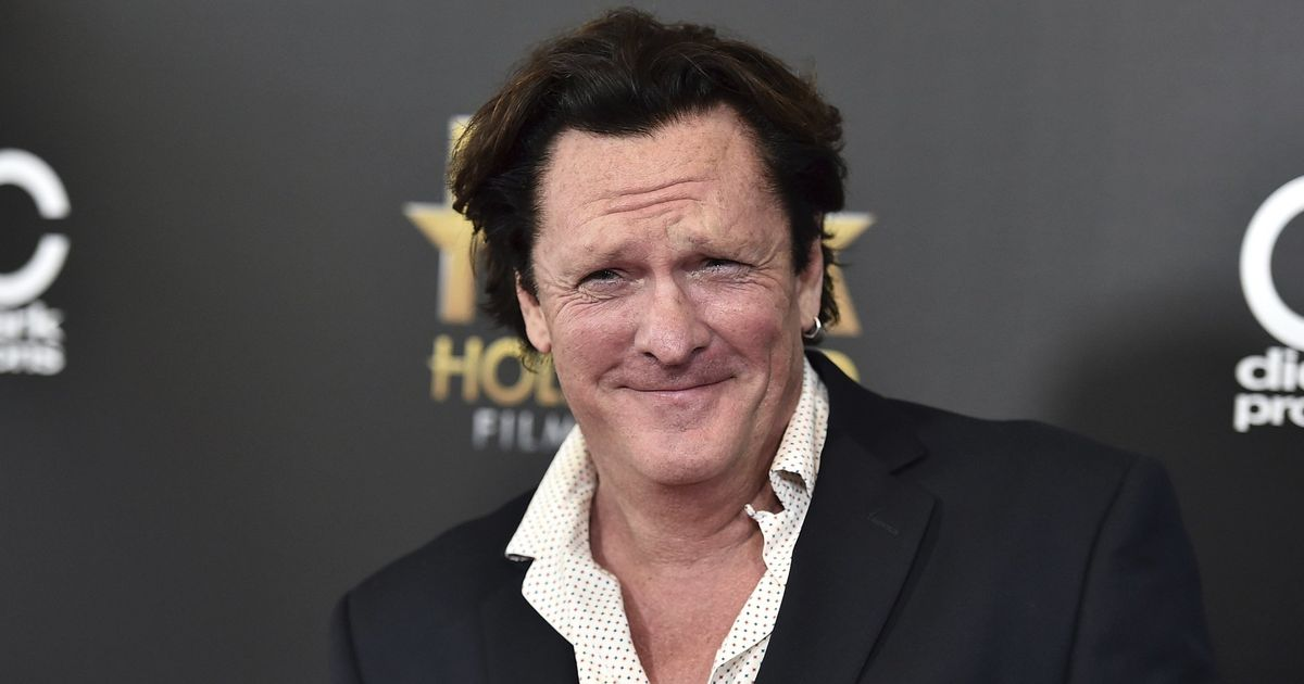 Родился 25 сентября 1957 года в Чикаго в семье пожарного и поэтессы-киноредактора.