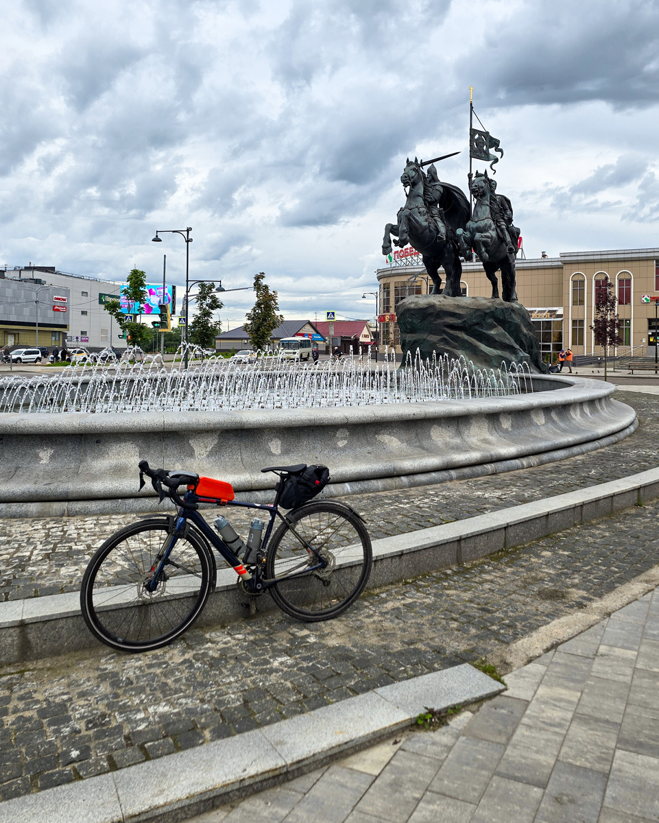В Серпухове у фонтана
