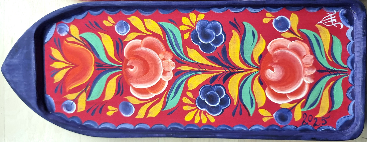 Подставка - лодочка с Костромской росписью по мотивам прялки 1888 г.,  "Архангельского государственного музея-заповедника деревянного зодчества и народного искусства "Малые Корелы" www.korely.ru. Художник Амосова Н., 2025 г. 