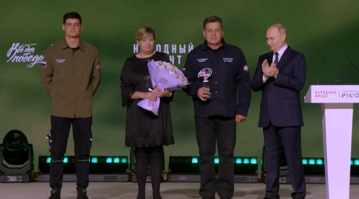    Семья Малий и Владимир Путин. Фото: скриншот из видео пресс-службы Кремля.