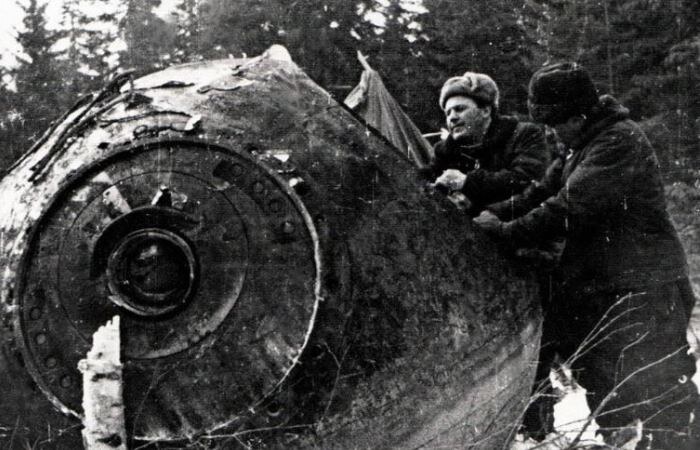 Космонавты Павел Беляев и Алексей Леонов в усольской тайге рядом со спускаемым аппаратом космического корабля / Фото: neperm.ru