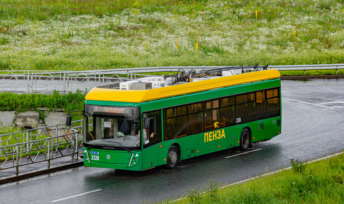 Троллейбус УТТЗ 6241.01 "Горожанин", следует на разворот по трассе М5. 1.07.2025 года.