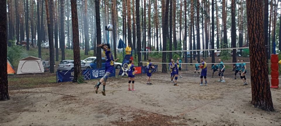    Барнаульцы взяли первое и третье места в соревнованиях по волейболу. Источник: Екатерина Бабкина