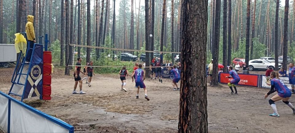    Барнаульцы взяли первое и третье места в соревнованиях по волейболу. Источник: Екатерина Бабкина