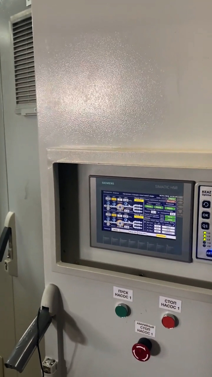 Техническое решение: комплексная система управления
Архитектура системы
Представленная система управления БКНС представляет собой интегрированное решение, объединяющее несколько ключевых подсистем:
1. Основной шкаф управления Центральный элемент системы, оснащенный современным HMI-интерфейсом для операторского контроля. Обеспечивает визуализацию всех технологических параметров и состояния оборудования.
2. Система беспереводного питания (UPS) Критически важный компонент, обеспечивающий непрерывность работы системы управления даже при сбоях в электроснабжении. Это особенно важно для безопасной остановки оборудования в аварийных ситуациях.
3. Частотные преобразователи КАСТОН Отечественные частотные приводы, обеспечивающие плавное регулирование скорости насосов. Это позволяет оптимизировать энергопотребление и продлить срок службы оборудования.
4. Система автоматического ввода резерва (АВР) Обеспечивает автоматическое переключение между основными и резервными источниками питания, что критически важно для непрерывности технологического процесса.
