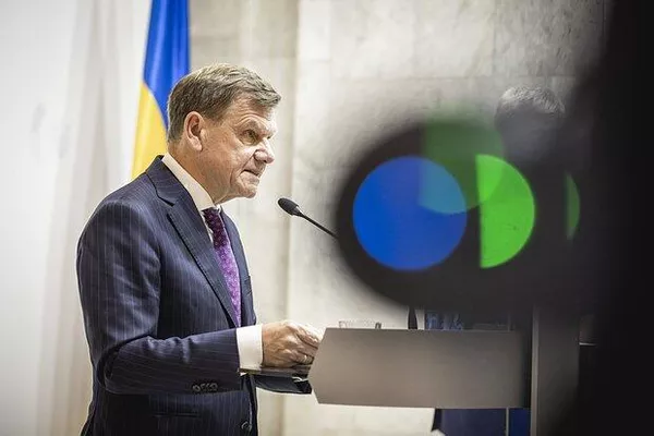 Вадефуль на фоне светофора