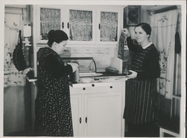 Хозяйки на кухне. Это не герои нашей сегодняшней статьи, но фото хорошо передаёт атмосферу восточнопрусских домохозяйств. Алленштайн, 1936 год. Фото: www.bildarchiv-ostpreussen.de