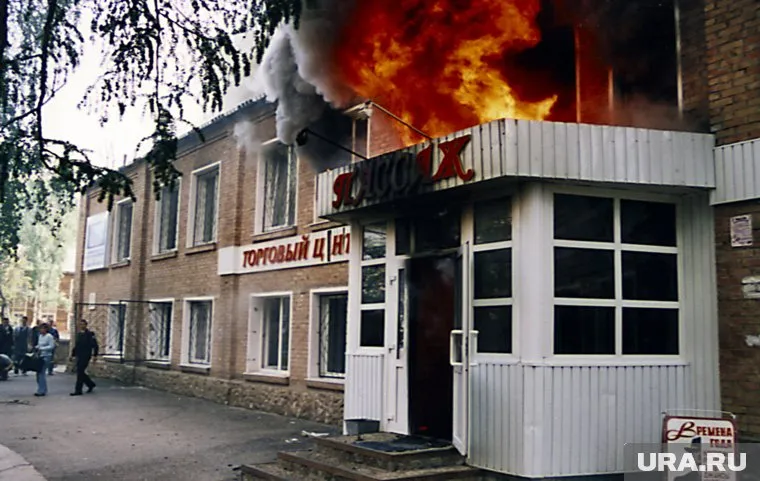 Поджог торгового центра унес жизни 25 человек, еще 10 получили ранения
Фото: ИТАР-ТАСС/ Газета «Ухта»