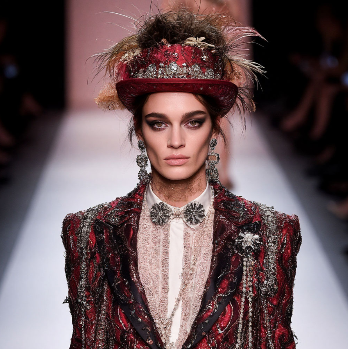 Джон Гальяно - знаменитый английский модельер и дизайнер, который начал свою карьеру в мире моды в 1980-х годах. Его взлет начался с создания коллекции для модного дома Yves Saint Laurent в 1993 году.