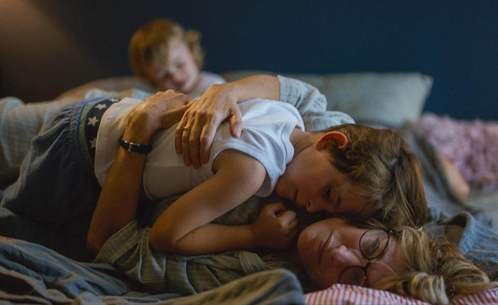 Кадр из фильма «L'attachement». Режиссер: Карин Тардьё. Производство: Canal+ [fr], Centre National du Cinéma, Cin?+OCS, Cin?axe 5, Cin?cap 7, Cofimage 35, Cofinova 20, Diaphana Films, France 2 Cinéma, Ind?films 12, Investisseurs Tax Shelter, Karé Productions, Le Tax Shelter du Gouvernement Fédéral de Belgique, Procirep, Région Bretagne, SG Image 2022, Société des Producteurs de L'Angoa, Sofica La Banque Postale Image 17, uFund, UMédia