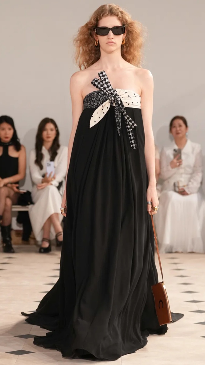 Фото показа из открытых источников