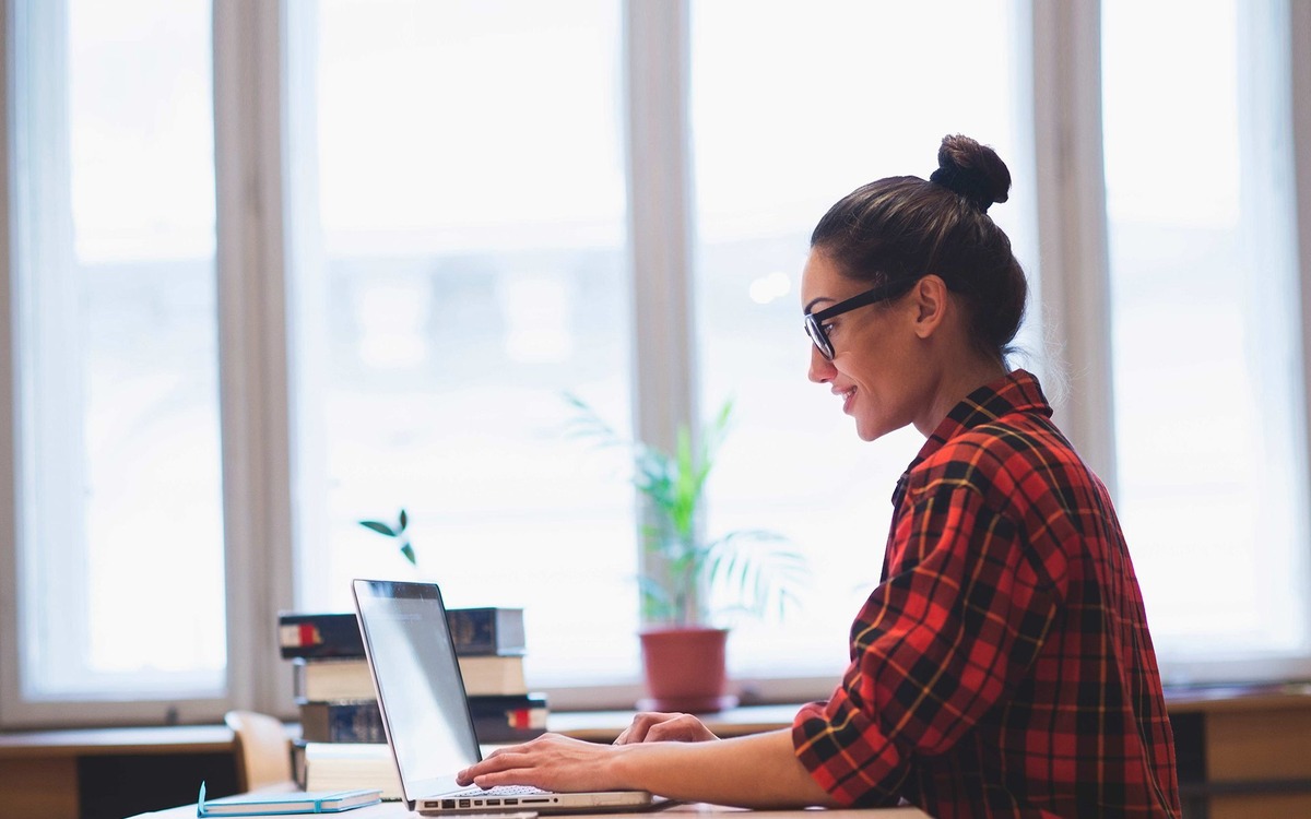 На фото репетитор занимается с учеником онлайн 