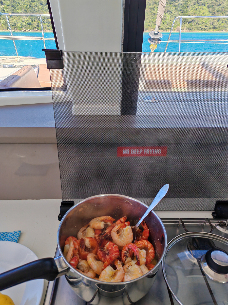 Приятно готовить морепродукты, когда от плиты открывается вид на синее-синее море...