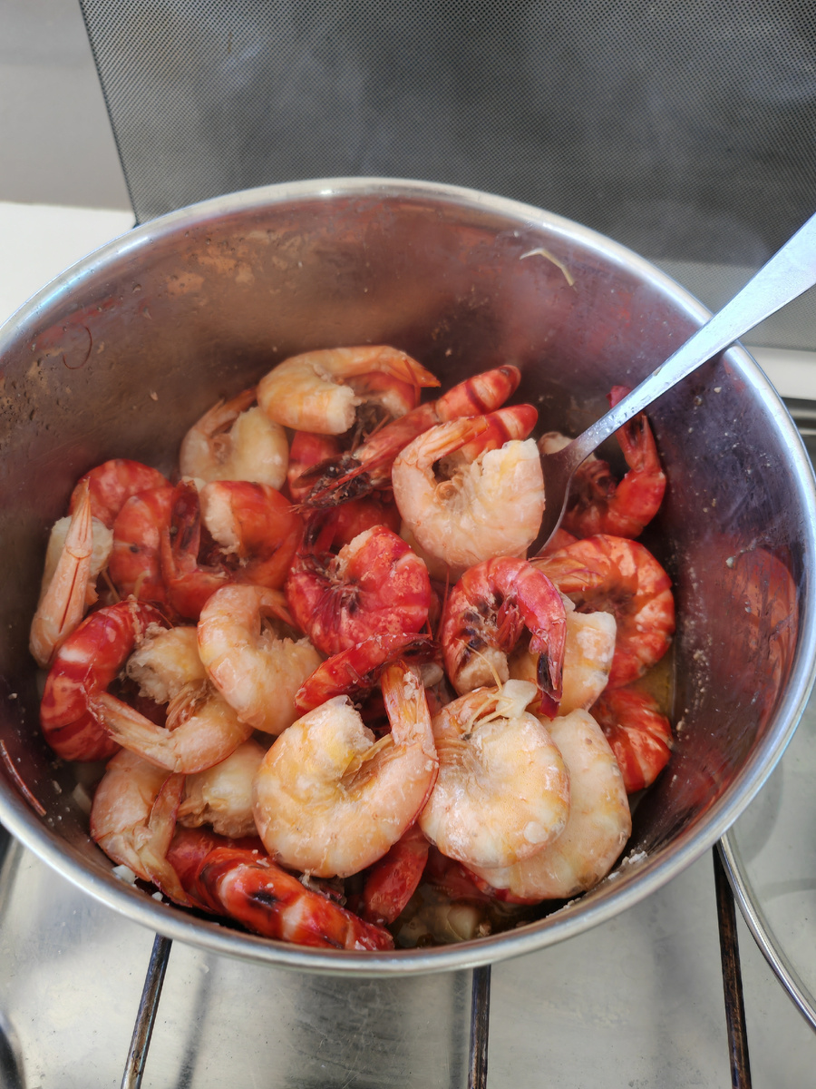 Мне попались в магазине два сорта креветок: желтоватые называются банановыми, а ярко красные - тасманские. Взял и смешал просто ради эстетики блюда. В итоге вот что получилось - креветки готовы к подаче на стол.