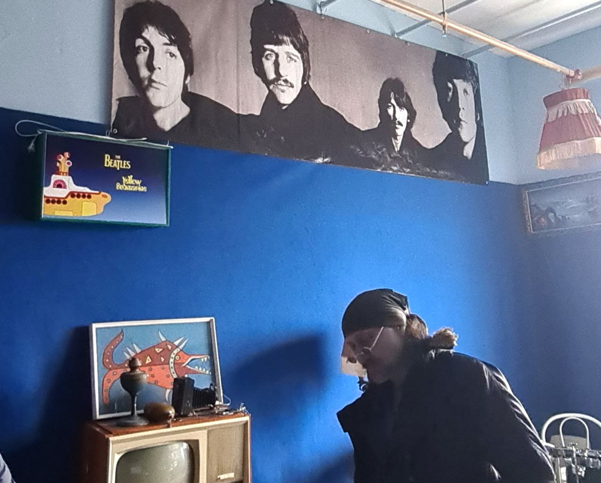 Тюмень, ДК "Железнодорожник", май 2025. В кубрике Александра Андрюшкина. В этом ДК Андрюшкин и Лукич записывали альбом "Мария" в июне 2003 года. Фото из архива собщества "Машбюро"