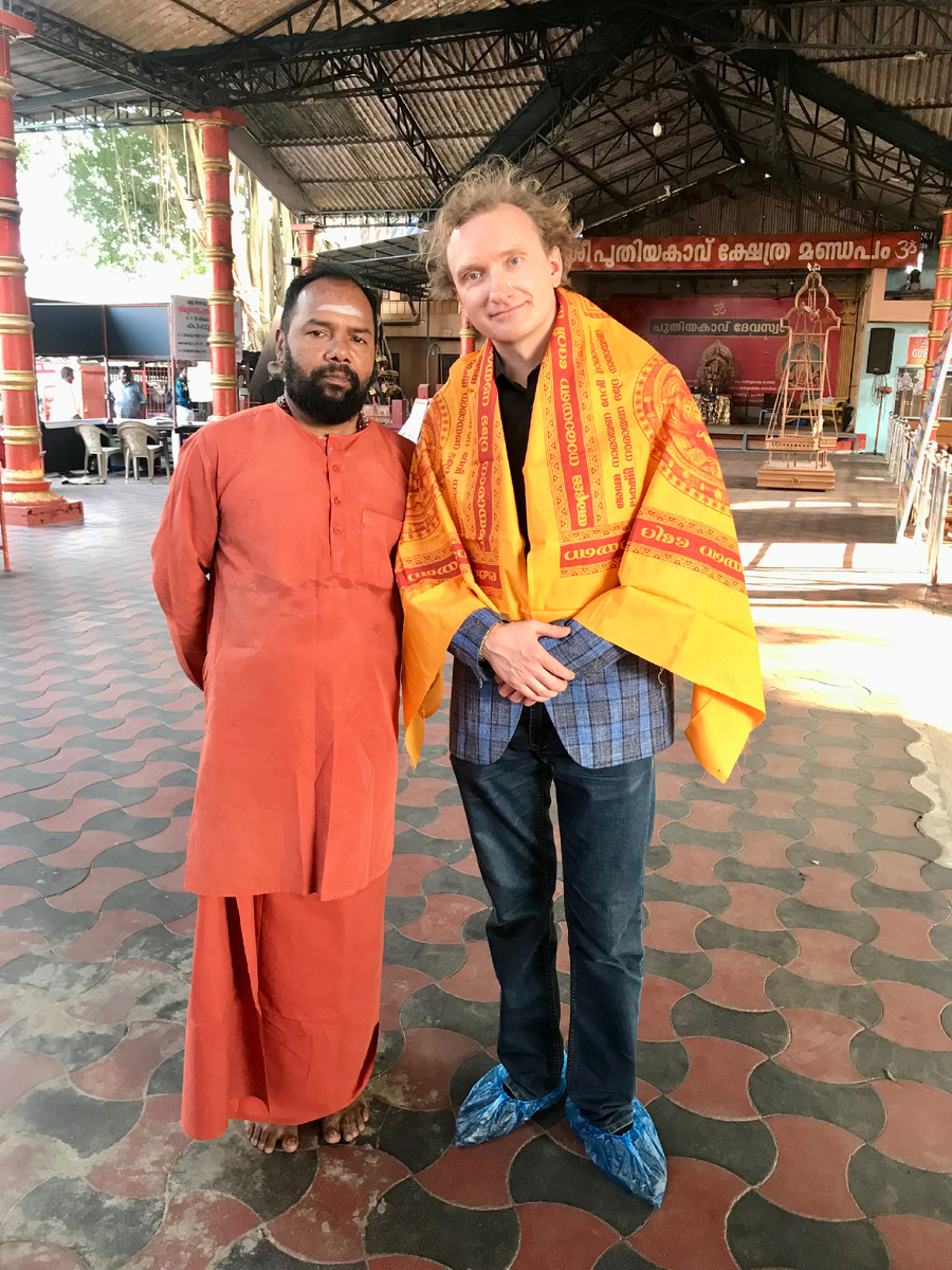 Георгий Гранкорд и служитель храма богини Кали. Керала, Индия. 