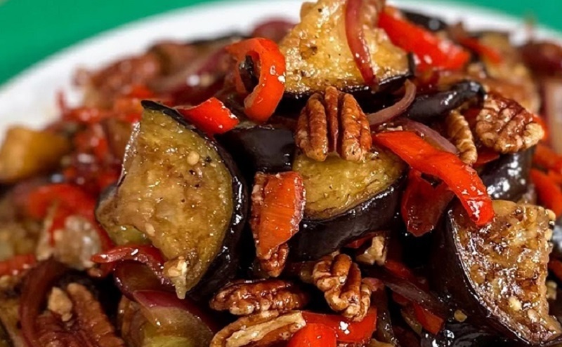 Очень вкусный салат из баклажанов с особым соусом
