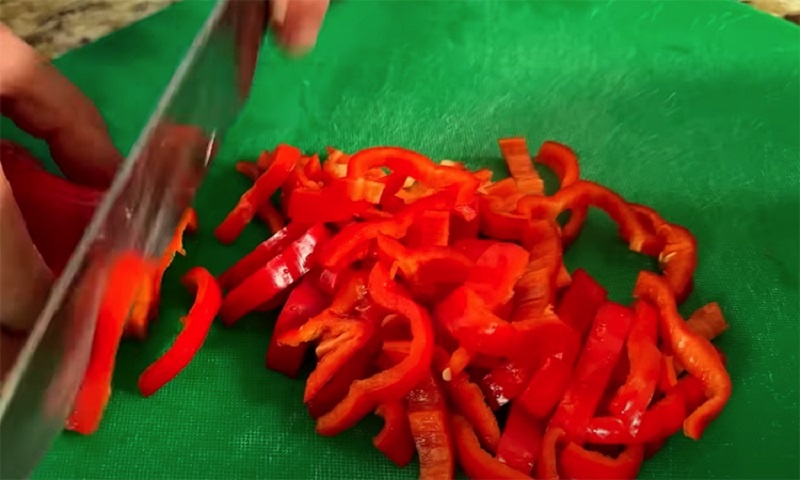 Очень вкусный салат из баклажанов с особым соусом