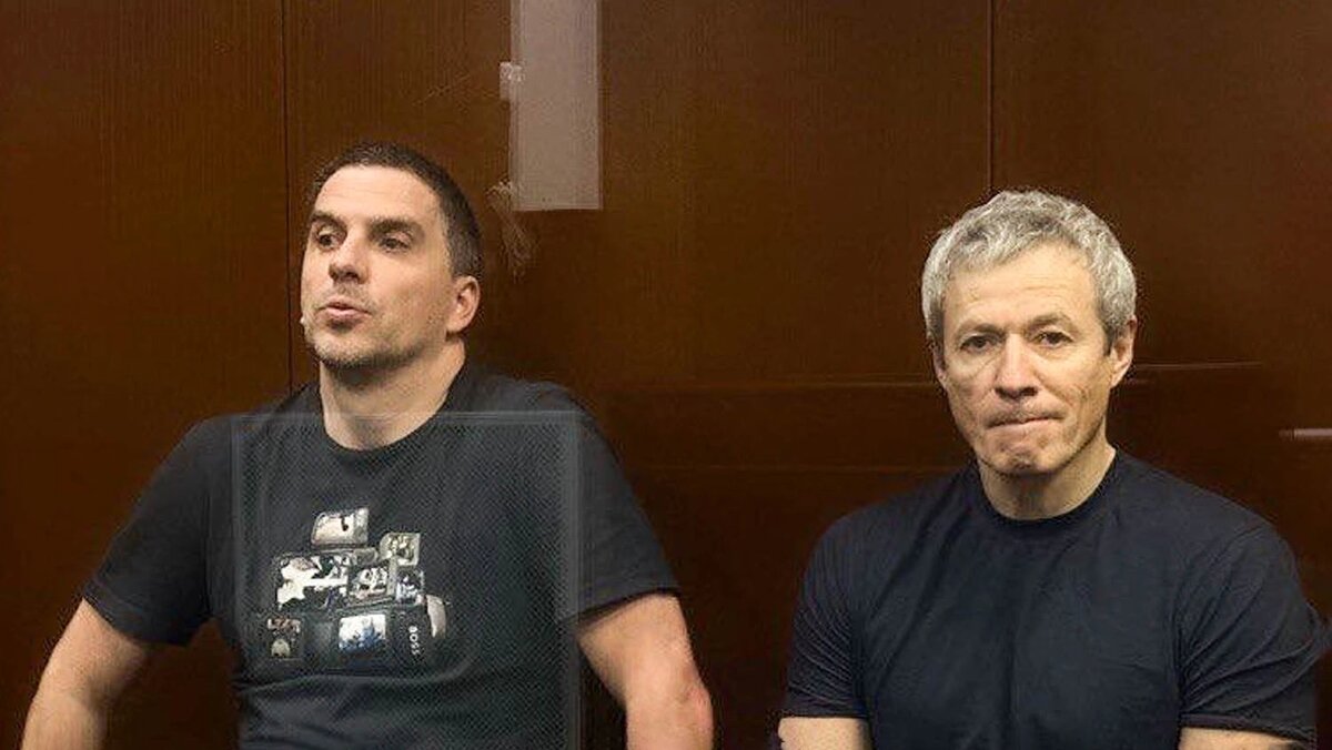   Вадим Мошкович и Максим Басов, обвиняемые в особо крупном мошенничестве, во время рассмотрения ходатайства о продлении ареста в Мещанском районном суде 
Московские суды общей юрисдикции / ТАСС