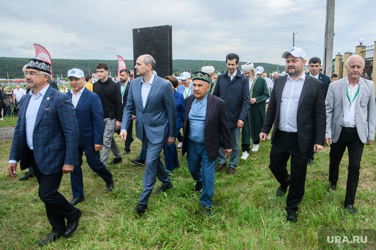Делегация идет на скачки
Фото: Илья Московец © URA.RU
