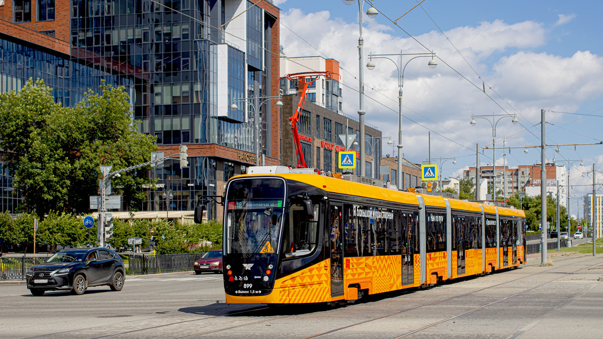  Пятисекционный трамвай 71-665 от УКВЗ на улицах Екатеринбурга. Источник: Иван Ревенков/transphoto