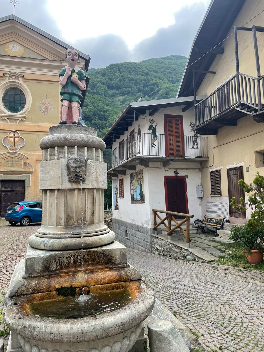 Деревянного мальчика Пиноккио здесь можно встретить буквально везде