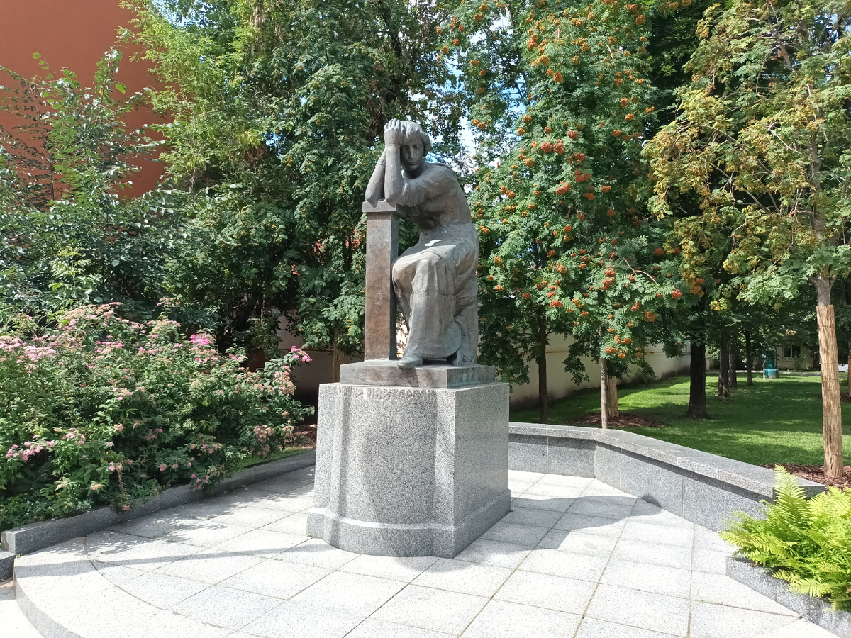 Памятник Марине Цветаевой в Борисоглебском переулке