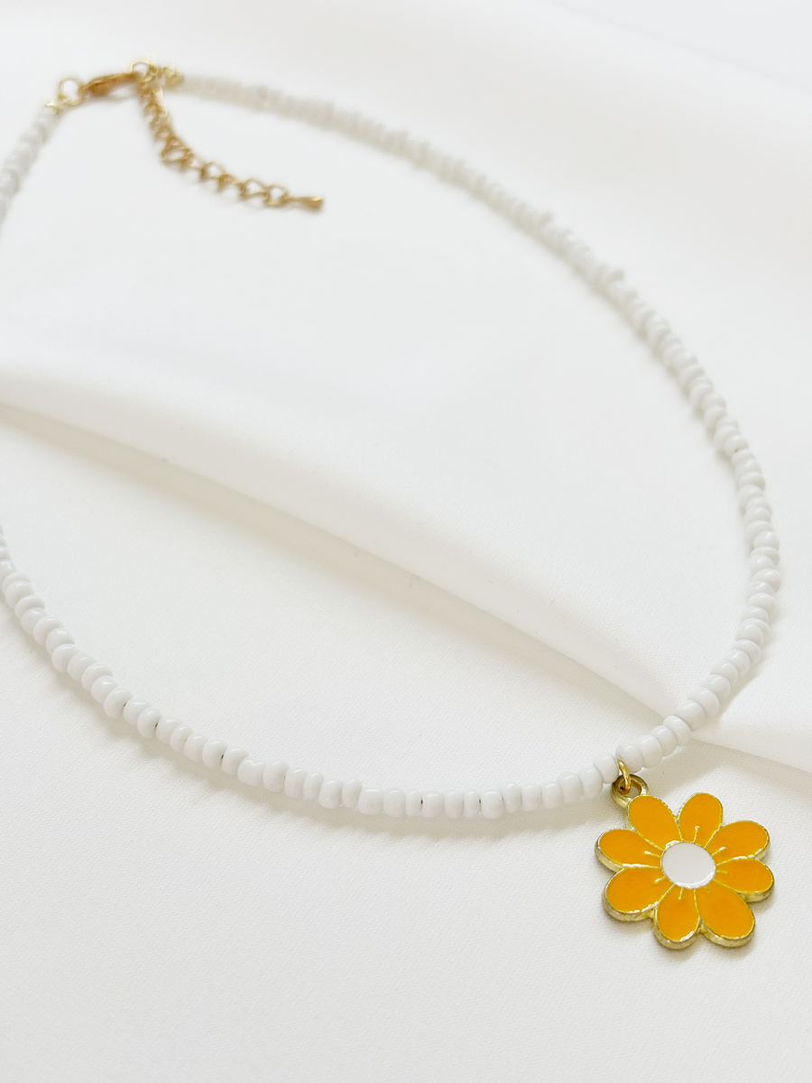 Нежный чокер выполнен из высококачественного бисера чистого белого цвета, что придает ему воздушность и утонченность. 