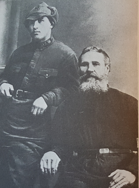 Игнатий Клементьевич Лебедев (1863 - 1943) с сыном Кононом. Источник: Коновалов А.Е. Городецкая роспись. Горьекий, 1988.