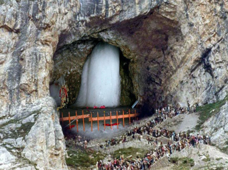 Ледовый лингам в Амарнтахе. Фото: Oneindia