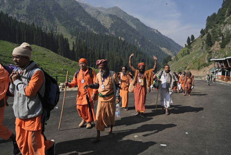 Паломники идут к пещере в Гималаях. Фото: AlJazeera