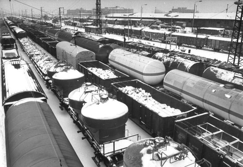 Dresden,_Güterbahnhof. На переднем плане в составе 3 силосных вагона Zkz. Источник Википедия.