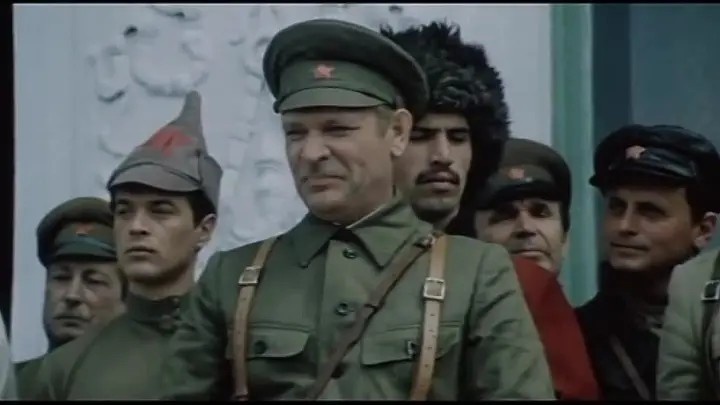 Михаил Муравьев в исполнении Петра Вельяминова. Кадр из фильма "Пыль под солнцем" (1977).