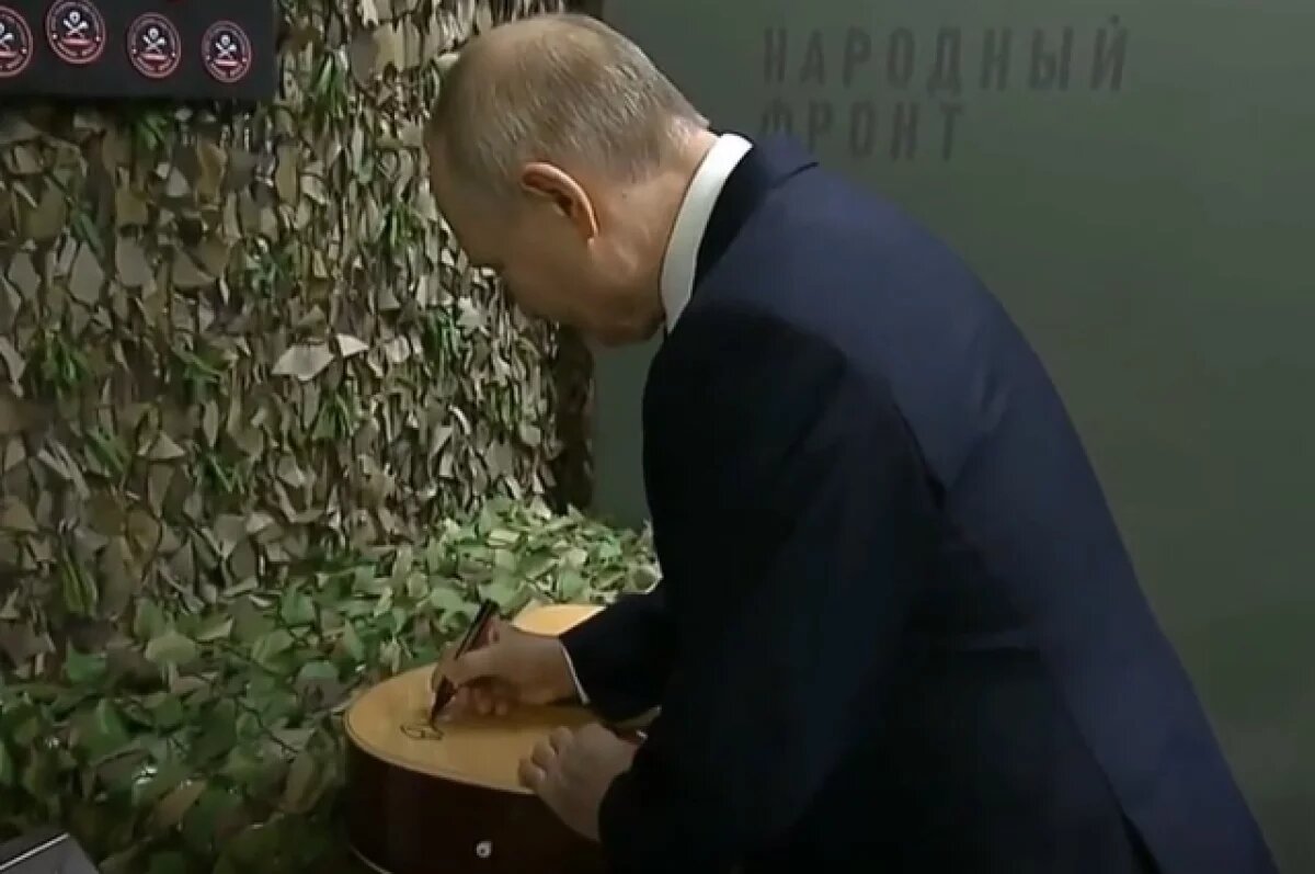    Путин подписал гитару для директора школы из Волгограда, ушедшего на СВО