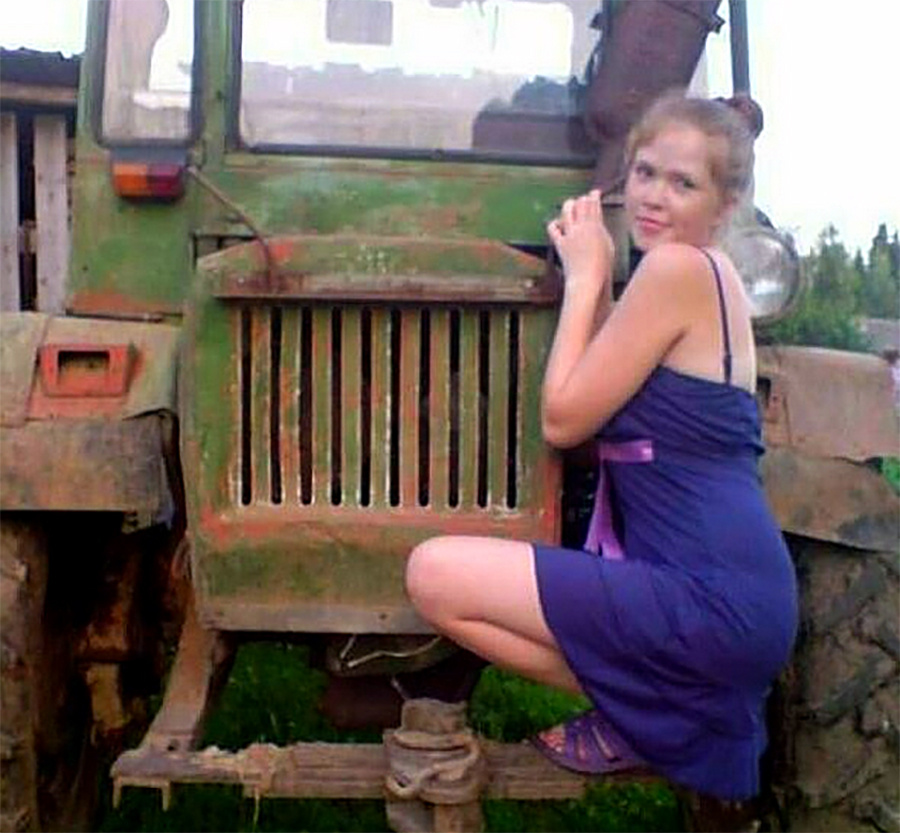 Девушка и трактор