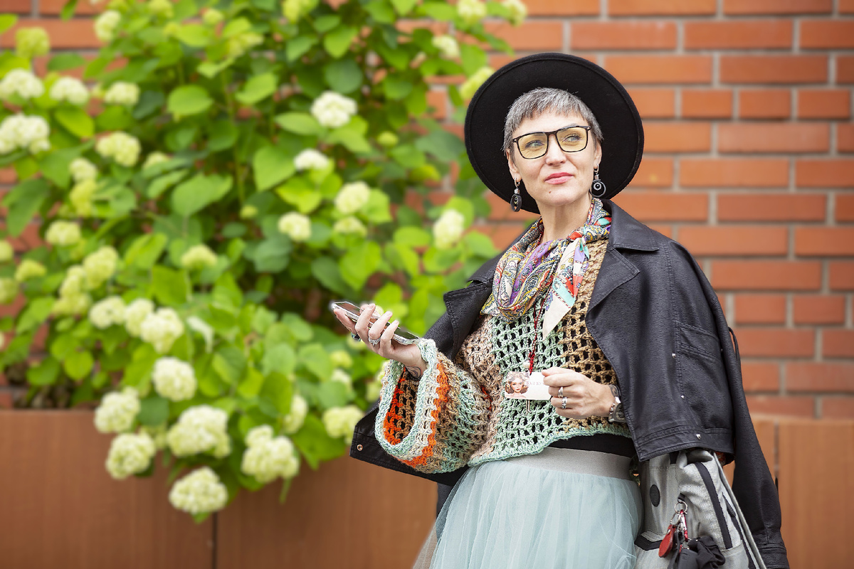 На фото Нина Маршак (pr-агент / креативный продюсер / интервьюер), фотограф Лена Киселёва. Локация: Москва, ТВК "Тишинка" выставка "Бал кукол" стенд Art Queen TV экспонент и информационный партнёр мероприятия 12-15 июня 2025