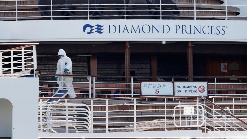 Сотрудник экстренных служб на палубе Diamond Princess. Февраль 2020 года