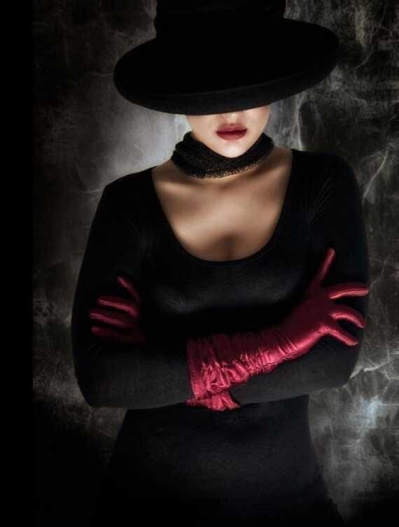 Она молчала