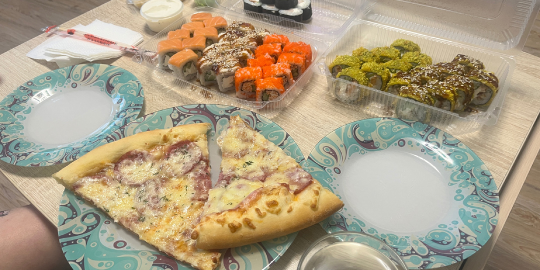 Пицца и роллы