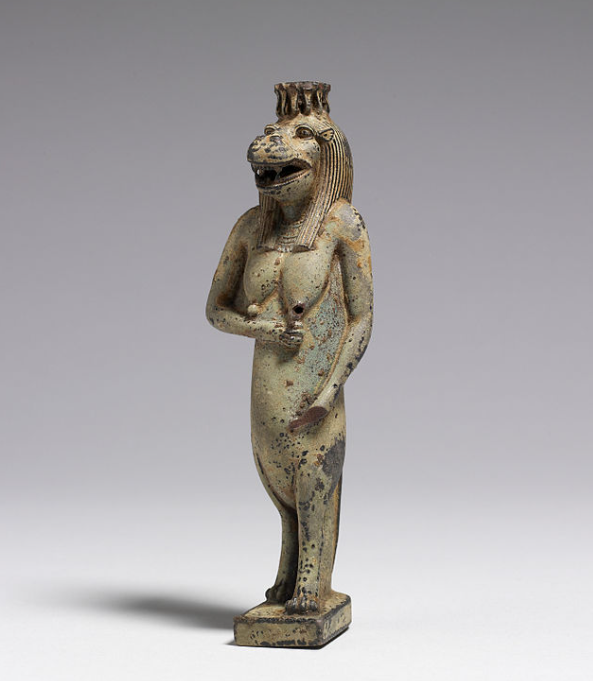 Фаянсовый сосуд в виде Таурт (IV век до н.э.), возможно, использовался в ритуальных церемониях. Художественный музей Уолтерс (интернет)