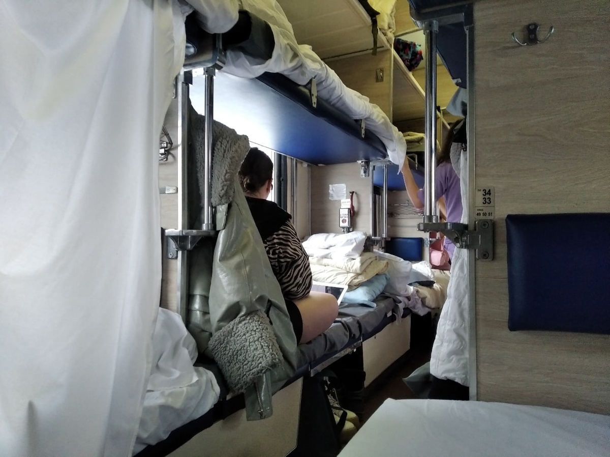    "В 7 утра с верхней полки слезла попутчица и стала будить меня, чтобы я уступил ей место": закон действует