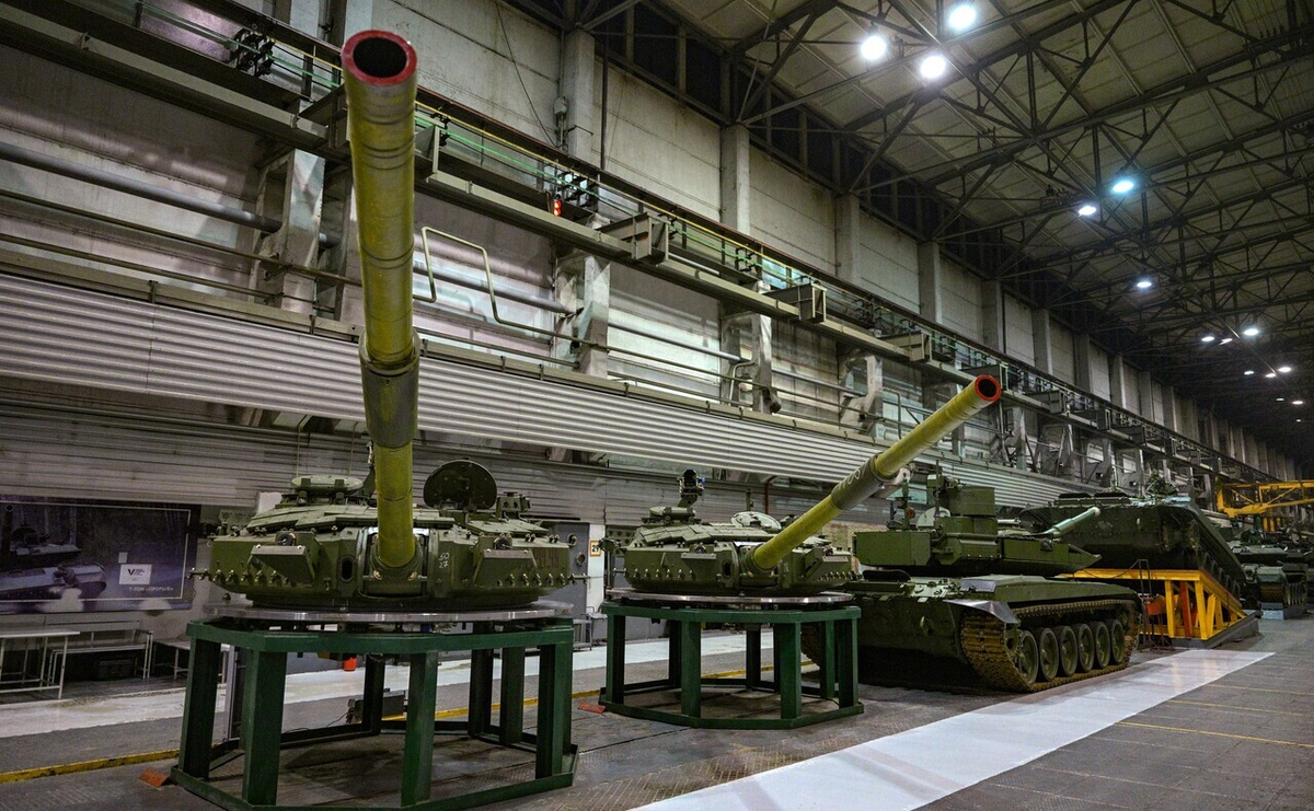 Башни танков в цехах ЧТЗ.