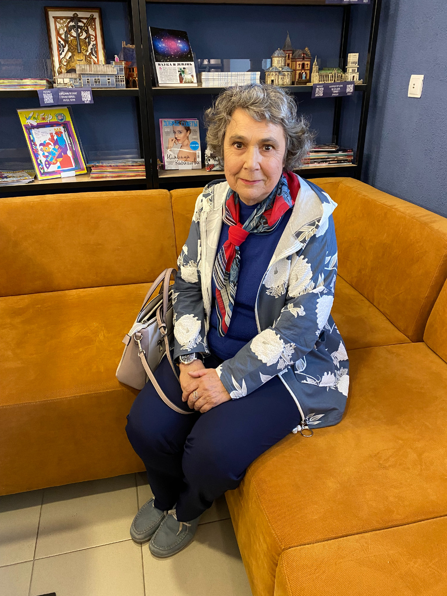 Галина Врублевская - в ожидании начала мероприятия (фото от мастера съемок Славы Каштановой), биб-ка №9, СПб
