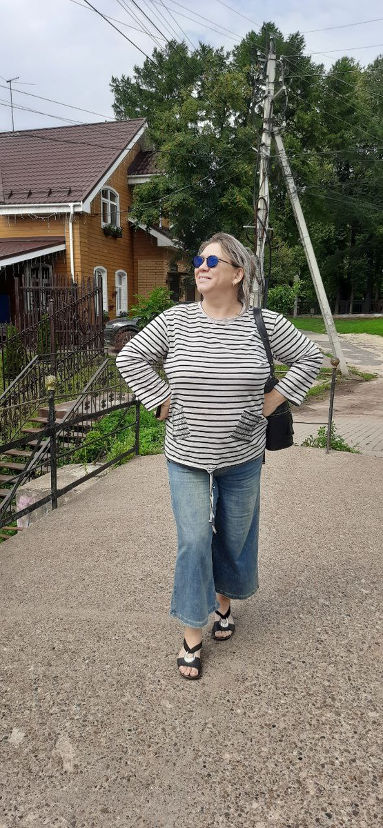 Мостик с набережной к скверу Ворожейкина. 